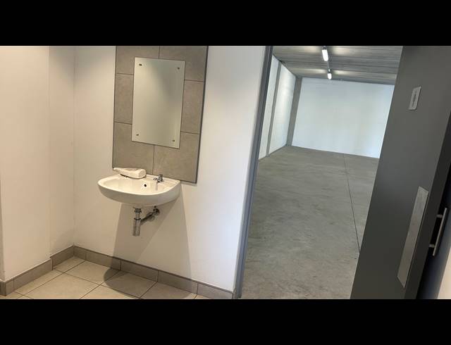 572M² MINI FACTORY TO LET IN STIKLAND INDUSTRIAL